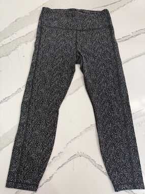 Athleta Ultimate Stash 7/8 Leggings|  Size M |Black White Textured Print Pockets